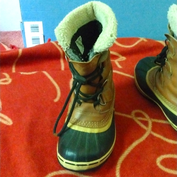 Kids size 3 Sorel winter boots (water proof) - Picture 2 of 8